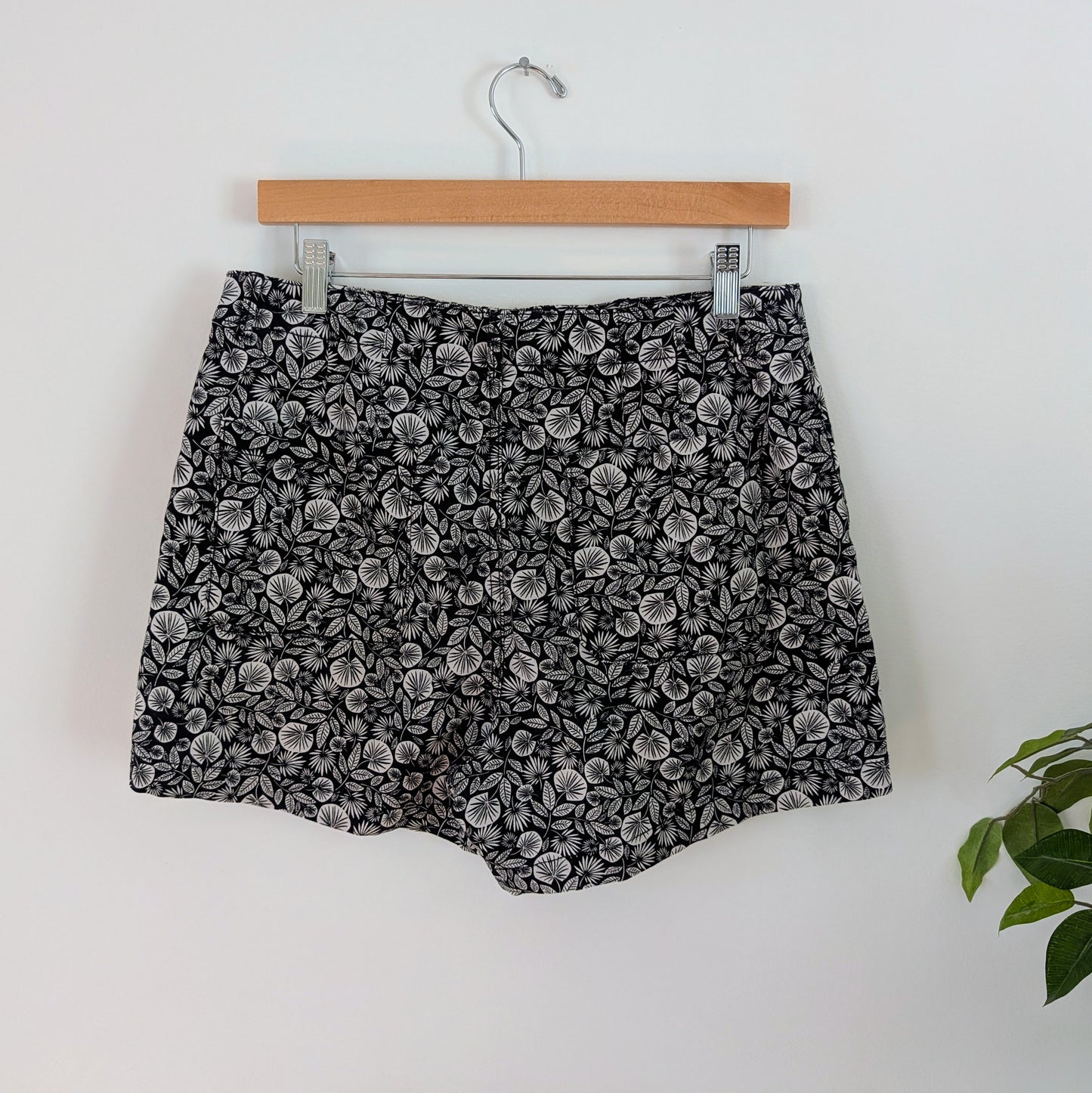 Ann Taylor LOFT Leaf Button Up Short - 6
